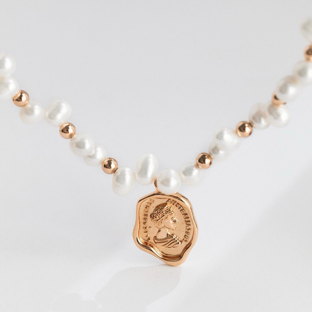 Vintage Queen Pearl Choker Necklace