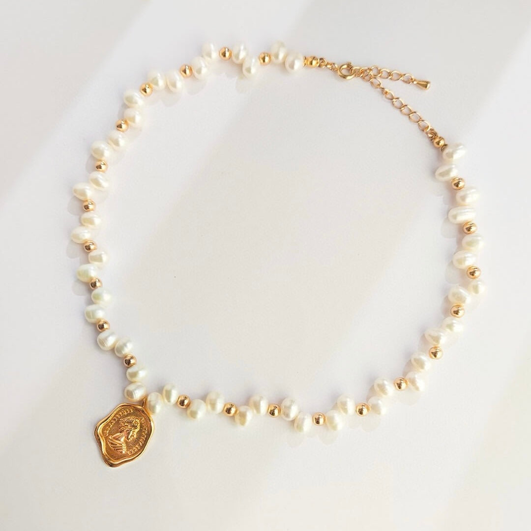 Vintage Queen Pearl Choker Necklace