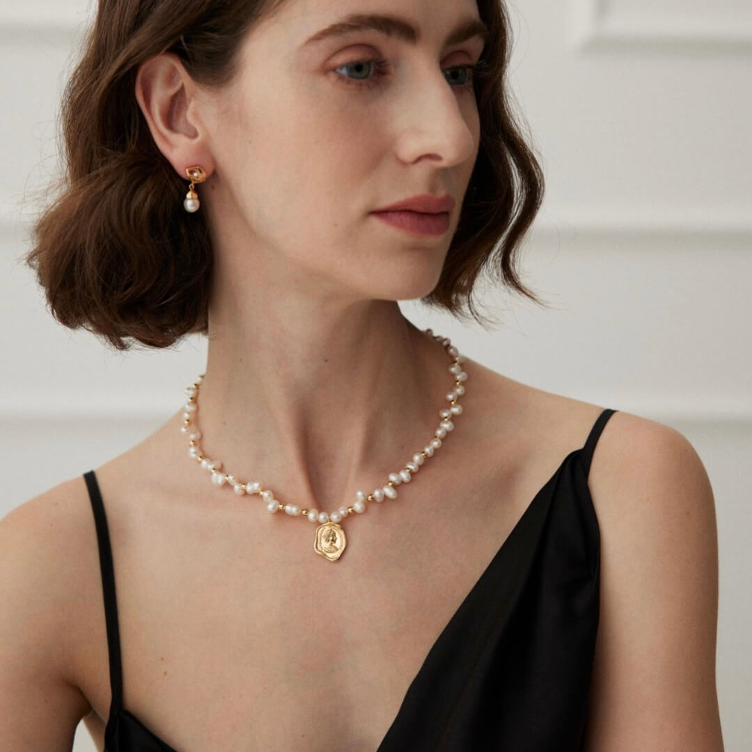 Vintage Queen Pearl Choker Necklace