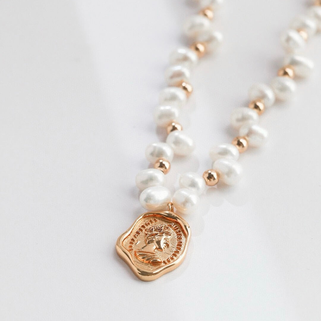 Vintage Queen Pearl Choker Necklace